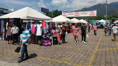 Más de 60 emprendedores y 1,000 visitantes participaron en el mercado de pulgas 2022.