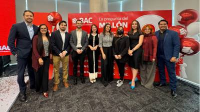 Ejecutivos de BAC reafirmando su compromiso de reimaginar la banca para generar prosperidad en las comunidades hondureñas.