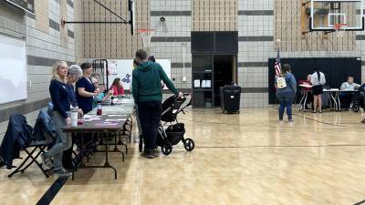 Fotografía de personas durante la votación de este martes en Estados Unidos. EFE/ Paula Escalada Medrano