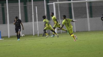 André Dávila celebrando el gol del Génesis ante el lamento de los jugadores del Real España.
