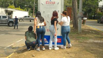 El anuncio exterior de Coors Light, hecho 100% de hielo, sorprendió a las personas que se encontraban en el Paseo Los Caminantes de San Pedro Sula con 14 latas vacías con un mensaje dentro del mupi.