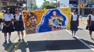 Estudiantes del José Trinidad Reyes portan un mural contra la Trata de Personas.