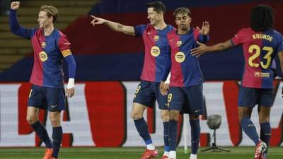 Jugadores del FC Barcelona celebrando uno de los siete goles anotados ante Valencia.