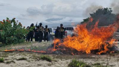 Tras cumplir los requiisitos, un juez de los juzgados ceibeños ordenó la quema de la droga, la cual fue incinerada este jueves en la playa Perú de La Ceiba.