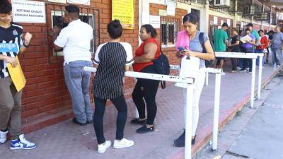 Padres de familia del instituto JTR durante el proceso de matrícula este semana.