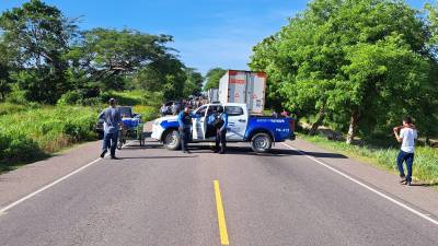 Los manifestantes, unos 400, según los organizadores, se oponen a la nueva terminal de autobuses.