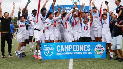Los jugadores del Olimpia celebrando con el trofeo de campeones del Torneo de Reservas.