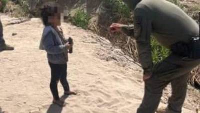 La niña de cinco años fue encontrada caminando sola por las autoridades de Eagle Pass, Texas, Estados Unidos.