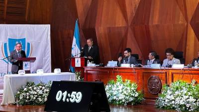 Un candidato a fiscal general participa en la etapa de entrevistas desarrollada la semana pasada por la Junta Proponente en Honduras.