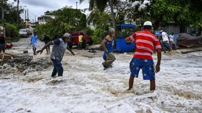 El huracán Beryl, de categoría 4, tocó tierra firme este lunes en la isla Carriacou, Granada.