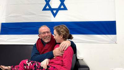 Emily y su padre tras reencontrarse el fin de semana luego de que la pequeña fuera liberada por Hamás en el primer intercambio de rehenes por prisioneros palestinos.