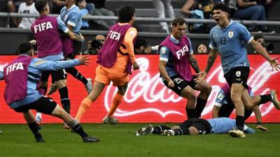Los jugadores de Uruguay festejan el gol de la clasificación a la final del Mundial Sub-20.