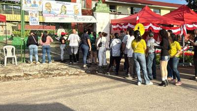En el centro de votación ubicado en el Instituto San Vicente de Paúl, en la colonia Trejo, las mesas continúan sin operar.