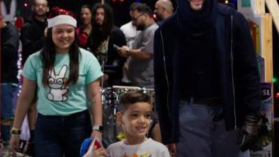 Bad Bunny junto a los niños de su natal Puerto Rico.