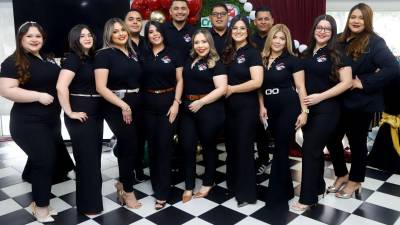 Ejecutivos y colaboradores de Credimóvil celebran el quinto aniversario de operaciones en San Pedro Sula.