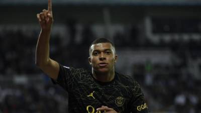 Mbappé salic al pasó así de una información publicada en internet por el diario Le Parisien.