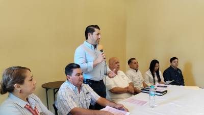 Empresarios y autoridades municipales se reunieron de emergencia para llamar la atención del Gobierno y exigir que cumplan con la promesa del corredor turístico a cuatro carriles hasta La Ceiba.