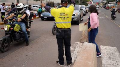 Agente de la Policía Municipal da vía a los vehículos en Tegucigalpa.