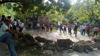 Por dos horas el acceso a la Cuenca del Cangrejal estuvo paralizada.