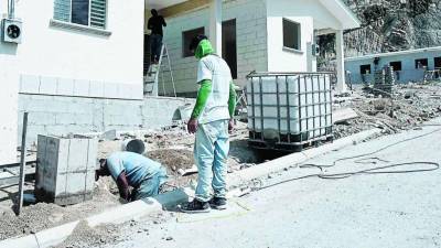 Trabajadores finalizan una vivienda en el norte de Honduras.