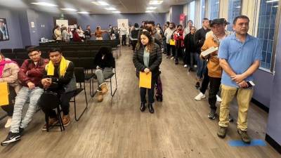 Los hondureños en Los Ángeles le enviaron una carta al canciller Enrique Reina preocupados por el nuevo sistema de pago de citas en Estados Unidos.