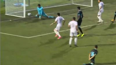 Así se le fue el balón de las manos al portero hondureño Juergen García.