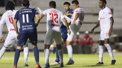 El árbitro Selvin Brown no sancionó una mano dentro del área de Jonathan Paz.