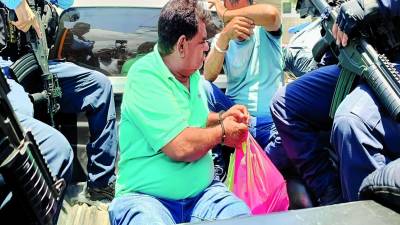 Los hermanos Mario y Manuel Fernández fueron arrestados ayer en Choloma por agentes de la Policía.