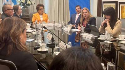 La representante de Oacnudh, Isabel Albaladejo en reunión con los Magistrados de la Corte Suprema de Justicia.
