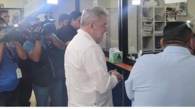Roberto Contreras se presentó a los tribunales de San Pedro Sula a querellar al vicealcalde Omar Menjívar.