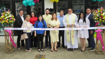 Autoridades e invitados acompañan el emocionante corte de cinta que marca la inauguración de la nueva sucursal de Inmecro Plus en Megaplaza Palenque.