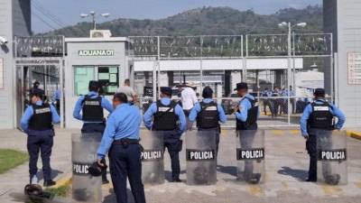 Decenas de policías llegaron a la cárcel de máxima seguridad.