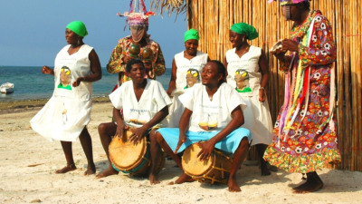 Los garífunas danzando frente al mar y entonando cánticos ancestrales en su propia lengua.