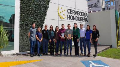 Cervecería Hondureña celebra con sus colaboradores el galardón Bandera Ecológica - Cambio Climático, reafirmando su liderazgo en sostenibilidad.