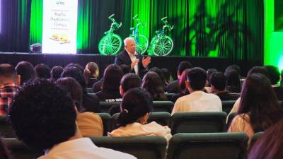 Una mañana llena de inspiración marcó el encuentro en UTH, donde estudiantes sampedranos recibieron un mensaje transformador sobre sueños, trabajo y propósito por parte del Presidente de UTH, Don Roger Valladares.