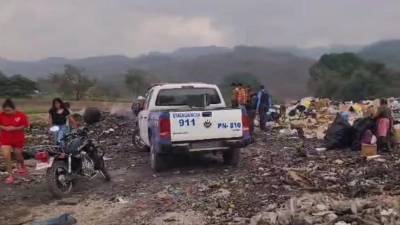 El cuerpo de Fabio Roberto Flores quedó en medio de la basura.