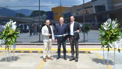 Ejecutivos de Inchcape realizan el corte de la cinta de inauguración de la nueva sala de venta para la marca Mercedes-Benz, ubicada en Century Business Square, San Pedro Sula.
