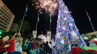 Con el encendido del árbol de Navidad inició la temporada navideña.