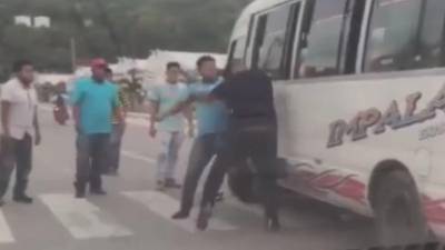 VIDEO: Buseros se van a los golpes en semáforo de Choloma
