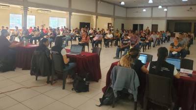 Personal de la Secretaría de Trabajo en la jornada de reclutamiento en Choloma.