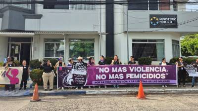 Con una preocupante cifra de 191 femicidios en Honduras en lo que va del año, colectivos de mujeres se concentraron este viernes ante la Fiscalía ceibeña para exigir el cese de las muertes violentas de mujeres.