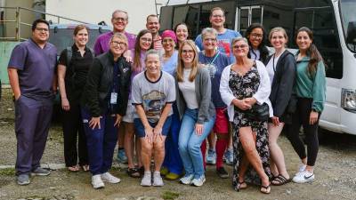 El equipo de la Universidad de Minnesota junto a la doctora Alicia Cerrato y un doctor de la Liga Contra el Cáncer, luego de finalizar las cirugías programadas para el miércoles 12 de noviembre.