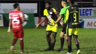 Franco Güity fue expulsado por Nelson Salgado al minuto de estar en el campo en el partido Real Sociedad-Génesis en la ida del repechaje del Torneo Apertura 2023.