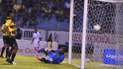 Buba López fue espectador de lujo en el gol olímpico anotado por Edwin Rodríguez.