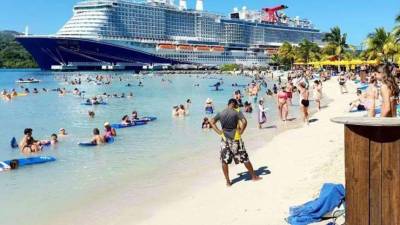 <b>Roatán (Islas de la Bahía):</b> Esta isla es conocida por sus playas de arena blanca y aguas color turquesa donde el arrecife de coral está a unos metros nadando. Las actividades a realizar son nadar e interactuar con delfines en Sandy Bay, hacer snorkel en el arrecife de West Bay, recorrer West End y disfrutar de sus resorts all-inclusive.