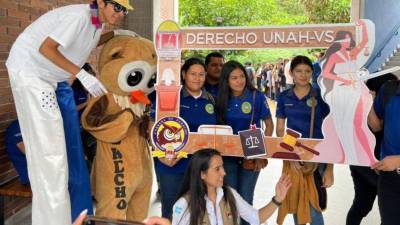 Estudiantes de un colegio de la zona norte posan en el stand informativo de la carrera de Derecho de la Unah-vs.
