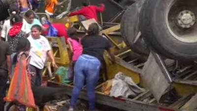 Pobladores de la zona saquearon la rastra llena de refrescos en la zona del accidente.