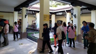 Turistas japoneses en el Parque Arqueológico de Copán. Los japoneses están entre los extranjeros que másvisitan los sitios patrimoniales relacionados con la cultura maya.