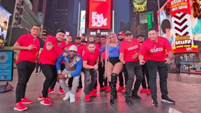 Los intérpretes de “Un pasito así” en una imagen durante su gira en Estados Unidos.