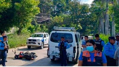 Miembros de la policía acordonan la escena del accidente en la entrada de la colonia Rivera Hernández.